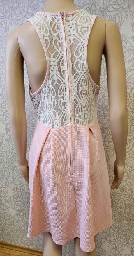 Šaty s čipkou, 38