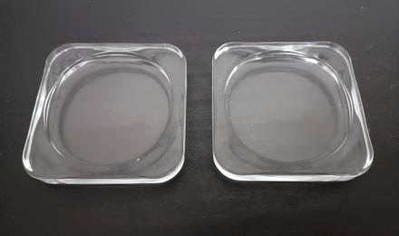 Dve sklenené podšálky, 