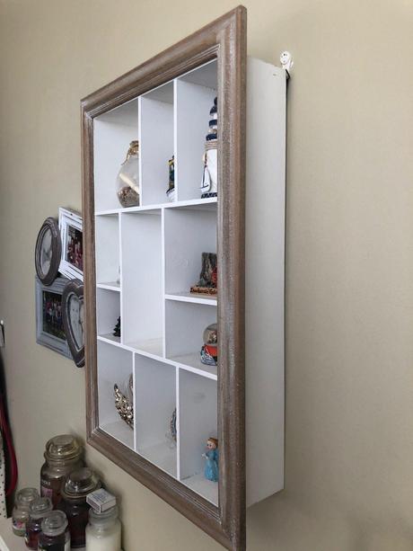 Nástenná polica s okienkami v provance štýle, 