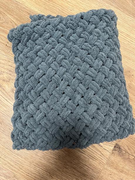 Šeda puffy deka ihneď k odberu, 