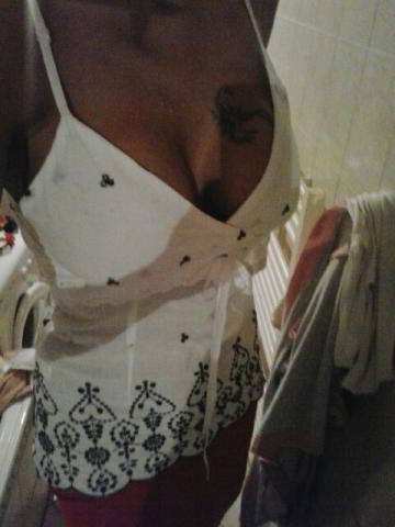 Top s vyšívaným spodným lemom, s