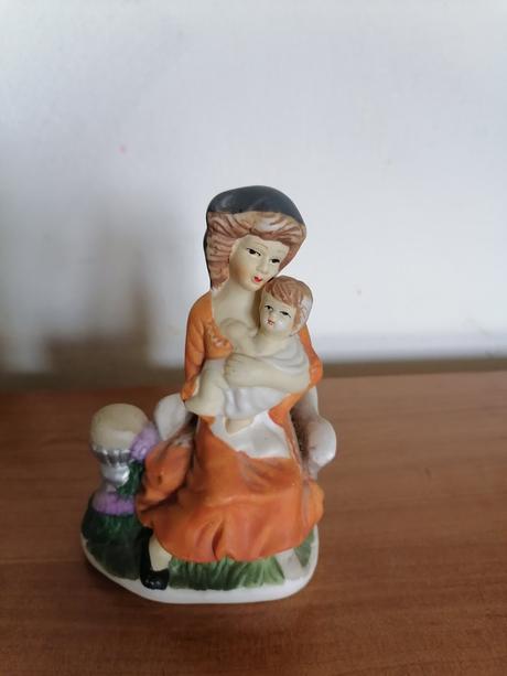 Porcelánová soška matka s dieťaťom, 
