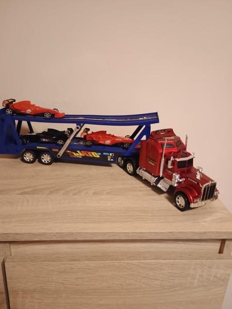 Kamión s prīvesom a autami, 