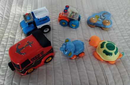 Balík hračiek a autíčok pre najmenších mix 6 ks,