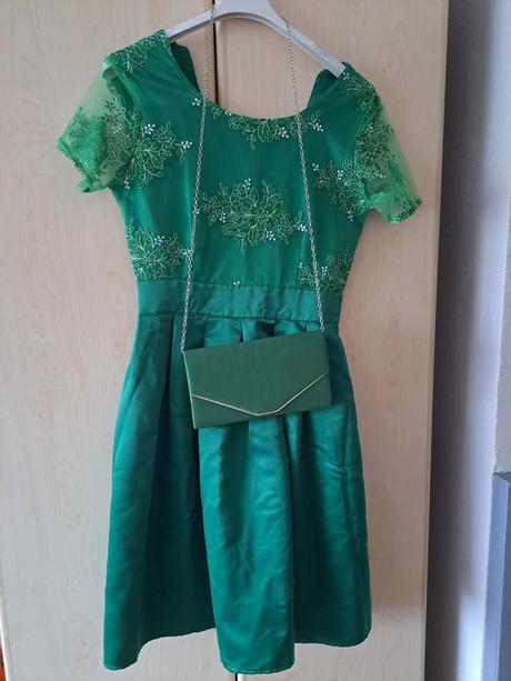 Šaty s kabelkou, 36