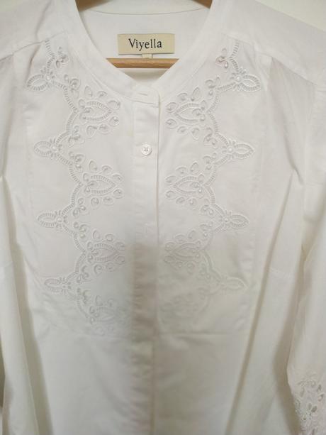 Biela blúzka s výšivkou, 38