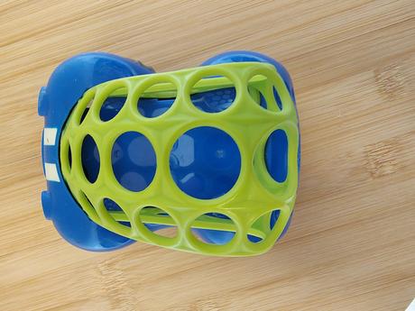Tmavo modré autíčko oball, rattle&roll, 11,5 cm,