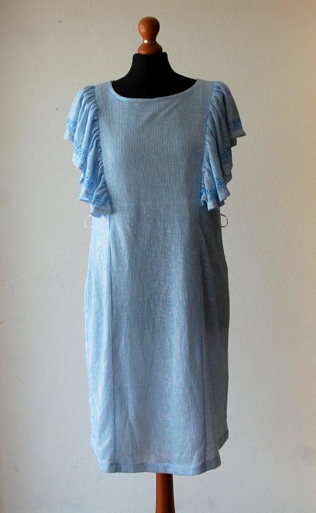 Pôvabné svetlomodré šaty 2heart s volánmi, l