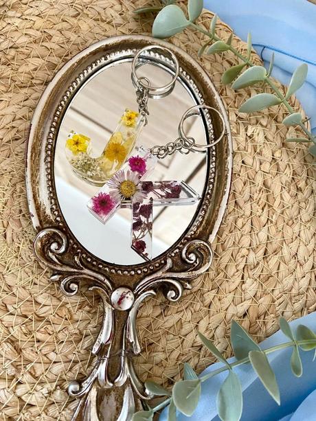 Ručne vyrobené živicové kľúčenky, 