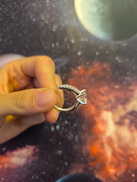 Strieborný zásnubný prsteň so zirkónom,zirk.pásmi,