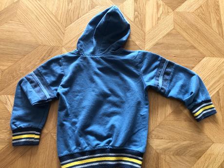 Mikinka s kapucňou, 98