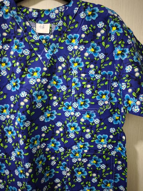 Zdravotnícka blúzka modrá kvety, l
