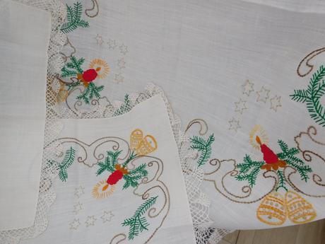 Ručne vyšívaný set vianočných obrusov obrusy a štó, 
