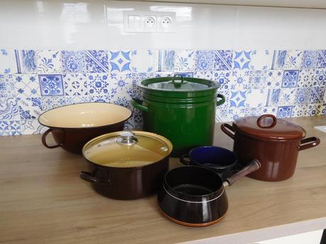 Smaltované staršie hrnce na chalupu,,