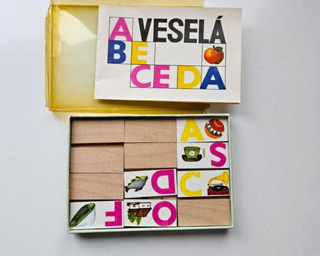 Retro drevená skladačka 'veselá abeceda',