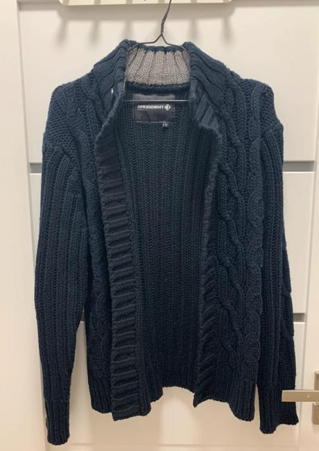 Tmavomodrý sveter ma gombíky, s