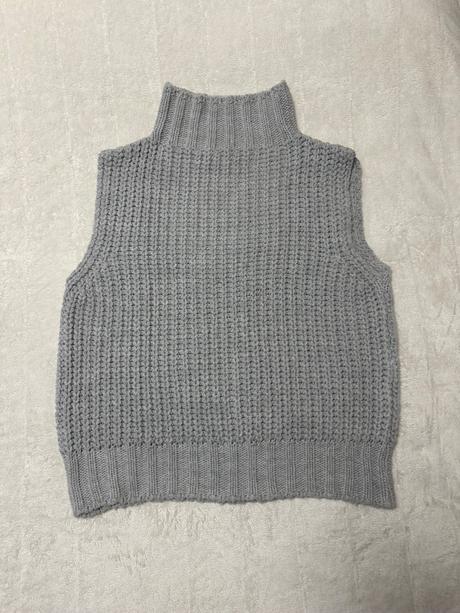 Svetlosivá vesta so zlatým vpredu, 