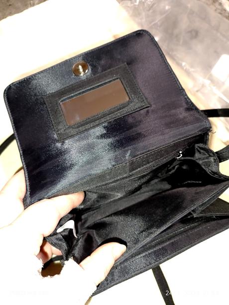 Menšia dámska priestranná kabelka, 