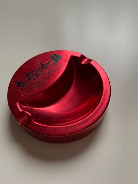 Červený popolník,