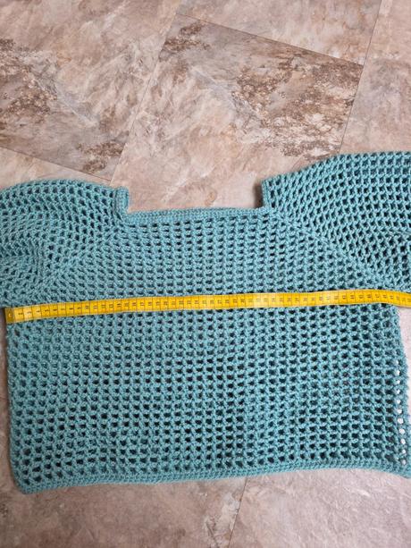 Háčkovaný crop top,