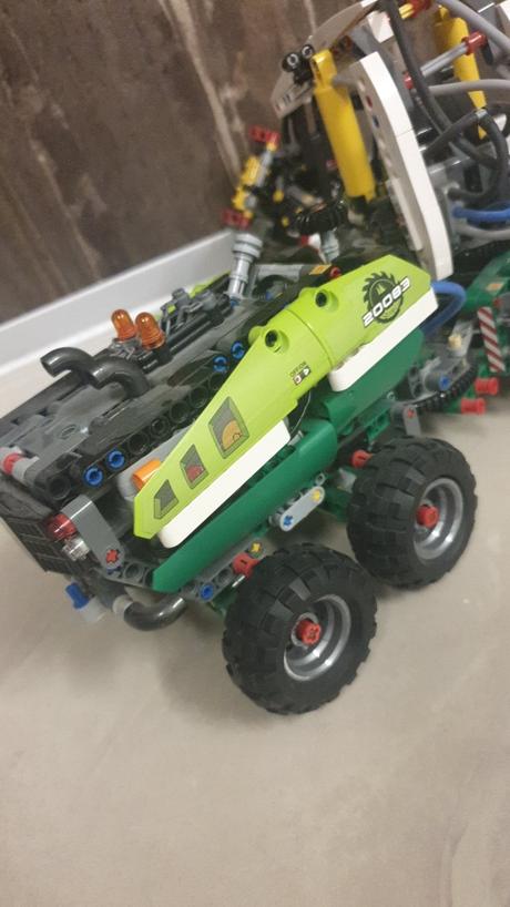 Stavebnica- lesný stroj,