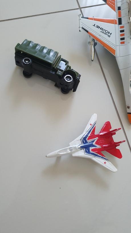 Kovové vojenské hračky,