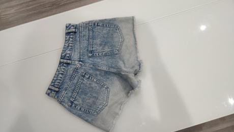 Šortky, bershka,32