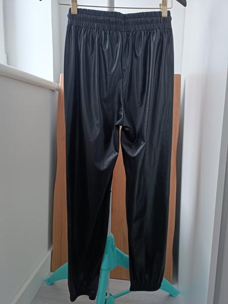 Nohavice vzhladom kože, s