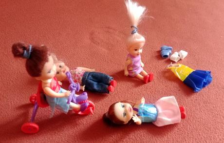 2 x 4ks malé bábiky,