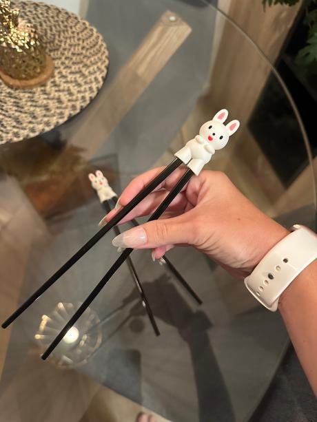 Paličky na čínu s pomocníkom,