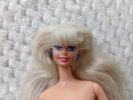 Retro barbie s náušnicami, 