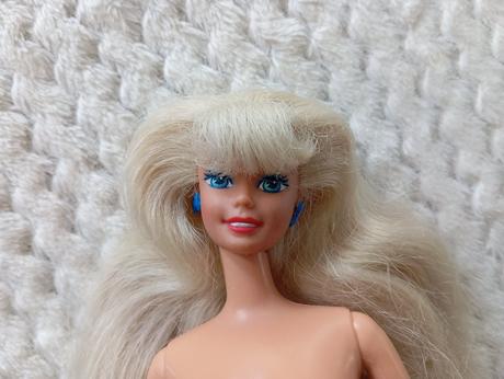 Retro barbie s náušnicami, 