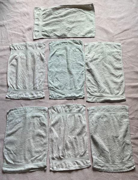 7 sivých a ružových uterákov na ruky, 2 plienky,