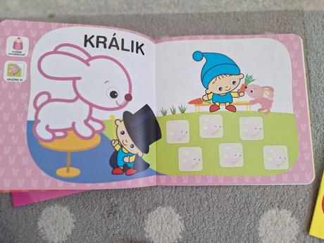 Kniha aktivit s nalepkami,