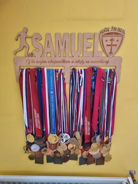 Držiak na medaile s logom mšk žilina, meno samuel,