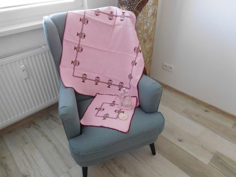 Ručne vyšívaný obrus ružový džbánikikový, 