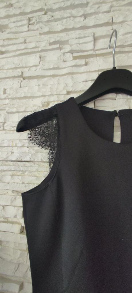 Puzdrové šaty s čipkou kocca, s