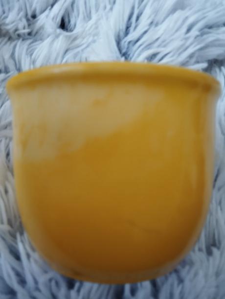 Kvetináče  keramické,obaly žltej  farby rôzne, 