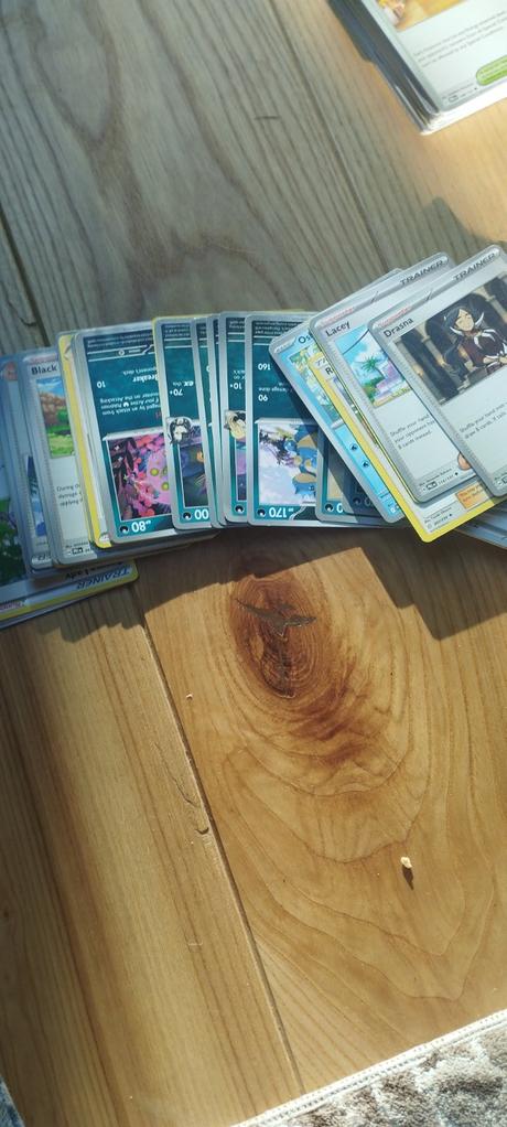 Pokémon karty 320 ks, 