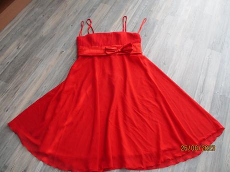 Červené šaty, 42