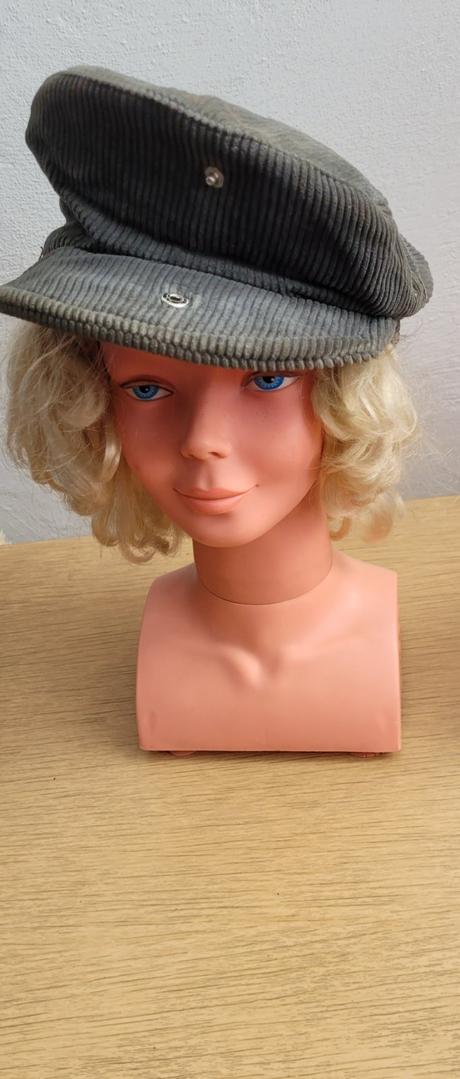 Menčestrová šedá baretka, 134