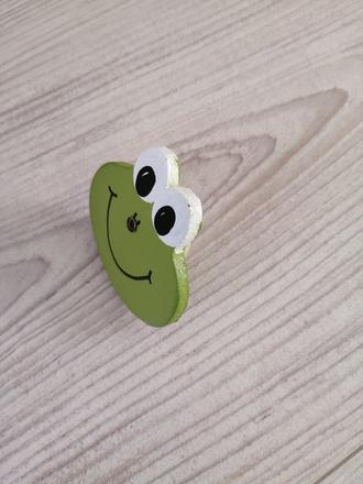 Drevené úchytky žabka,