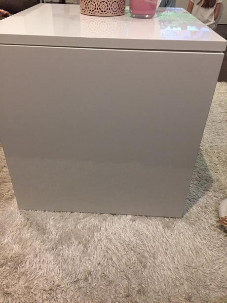 Stolíky biele v lesku,