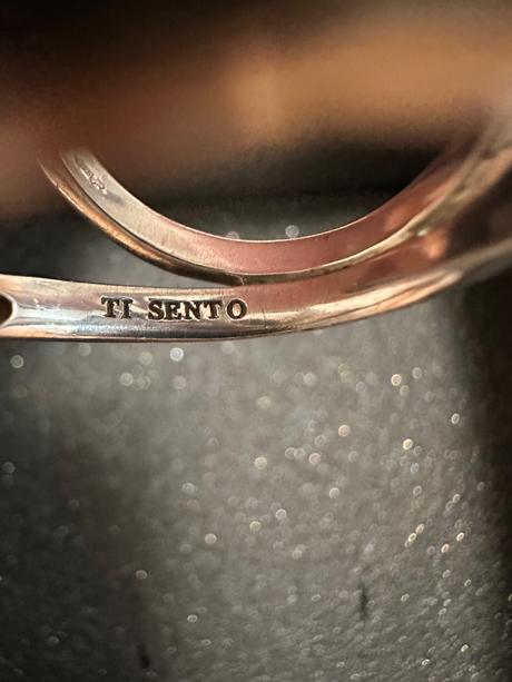 Krásny strieborný prsteň zn. ti sento originál,