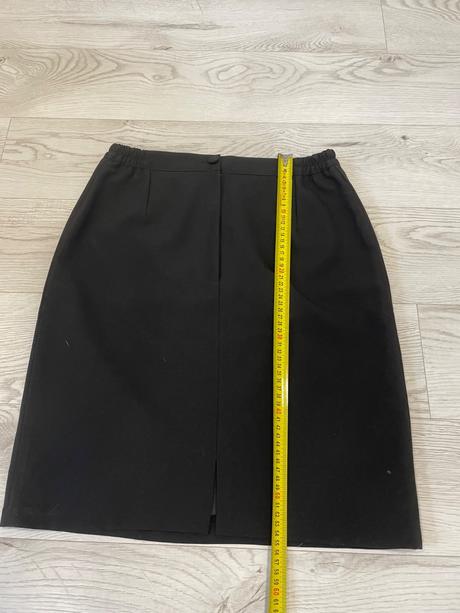 Čierna puzdrová sukňa z ľahkého materiálu, s