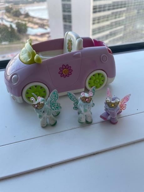 Ruzove auticko s konikmi, 