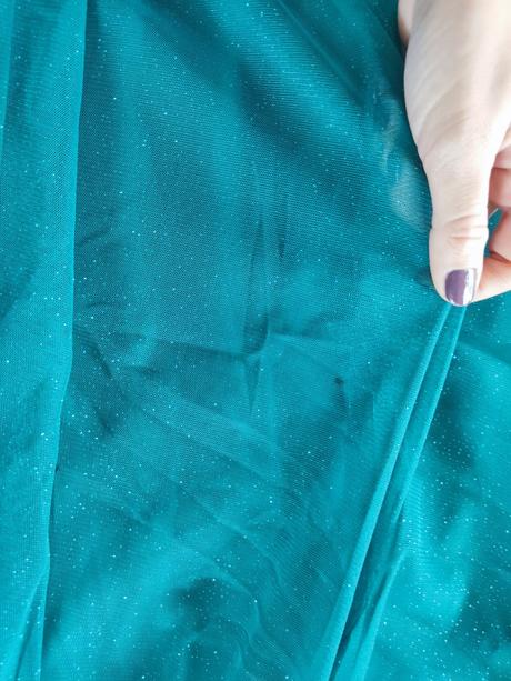 Trblietavé šaty, m