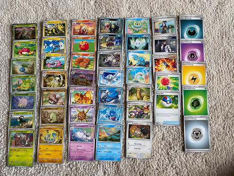 50ks pokemon kariet plus 5 obalov v krabičke,