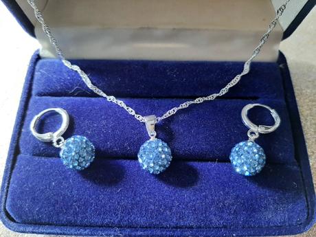 Trblietavý set- náušnice + retiazka s príveskom, 