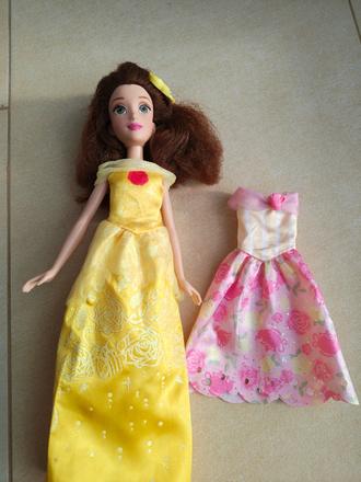 Bábika s náhradnými šatami, 